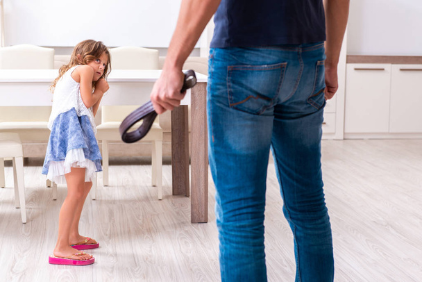Irritado pai punir sua filha
 - Foto, Imagem