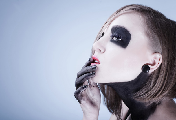 Женщина с темным макияжем
 - Фото, изображение