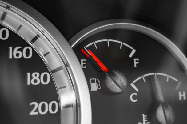 Primer plano del salpicadero del coche que muestra el velocímetro, el indicador de combustible y el indicador de temperatura
 - Foto, Imagen