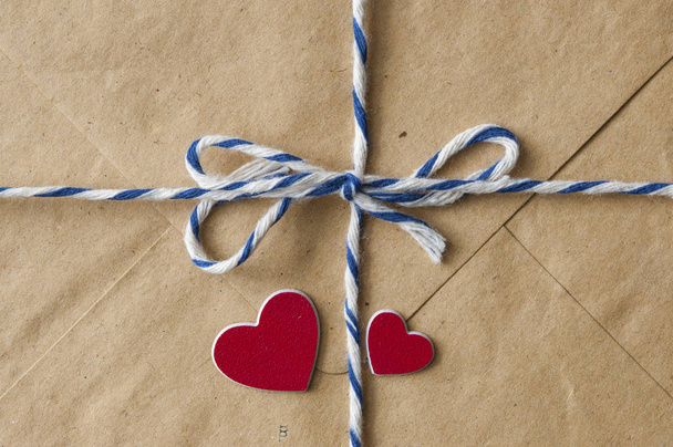 Dia dos Namorados. Envelope com corações vermelhos. Cartão do dia dos namorados, l
 - Foto, Imagem