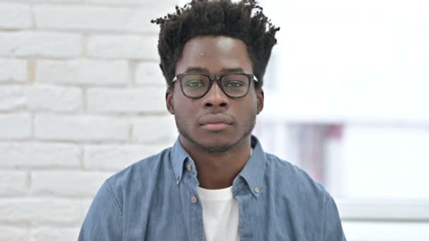 Fiatal afrikai férfi igent mond fejjelzéssel - Felvétel, videó