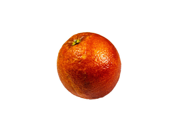 Fruta naranja de sangre roja entera aislada sobre fondo blanco
 - Foto, Imagen