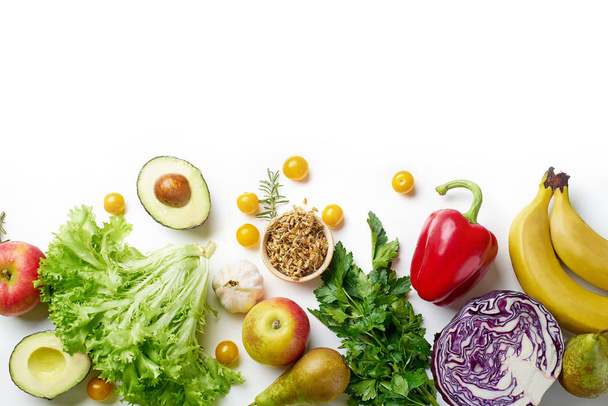 gesundes rohes Bio-Gemüse mit Kräutern und Sprossen mit Früchten auf weißem Holztisch. frischer Garten vegetarisches Ernährungskonzept  - Foto, Bild
