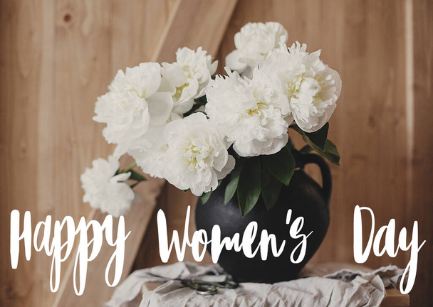 Happy Women's day texte manuscrit sur bouquet de pivoine en cla noir
 - Photo, image