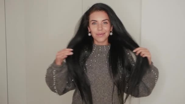 Ευτυχισμένη γυναίκα που κουνάει τα μαλλιά - Πλάνα, βίντεο