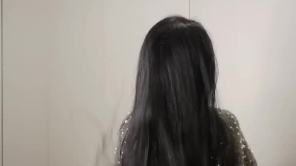 Mutlu kadın saçlarını sallıyor - Video, Çekim