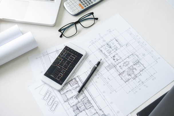 Mérnöki vagy építészeti eszközök, tervrajz és építési modell az asztalon az irodában. Építési koncepció. - Fotó, kép