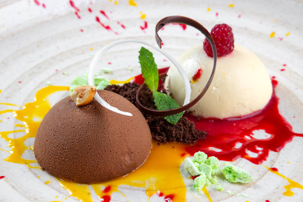 Italiano Colorido helado scoops semifreddo con chocolate
 - Foto, imagen
