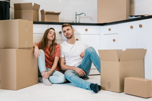 Recién casados con cajas de cartón moviéndose en casa nueva
 - Foto, imagen