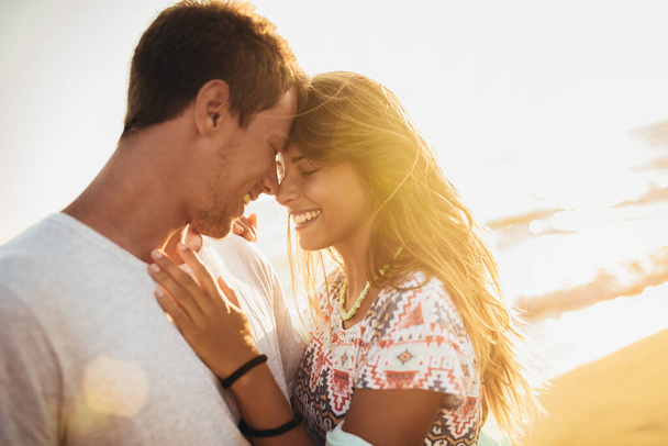 Romantický pár na pláži při západu slunce barevné. - Fotografie, Obrázek