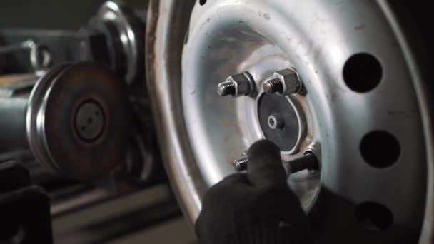 vybavení pro servis a opravy pneumatik stroj pro válcování a seřizování ocelových kol ráfky close up  - Záběry, video
