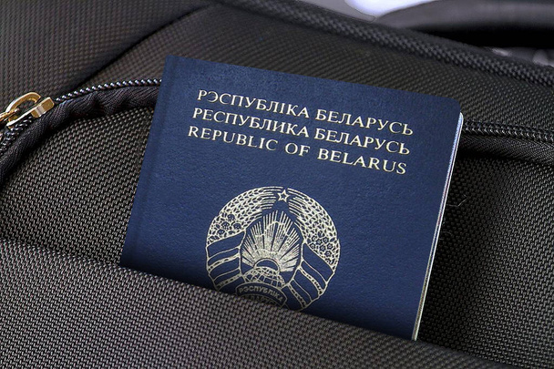 Close-up van Wit-Rusland paspoort in zwarte koffer  - Foto, afbeelding