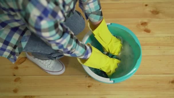 Καθαρισμός σπιτιού κυρία συμπιέζει το πανί - Πλάνα, βίντεο
