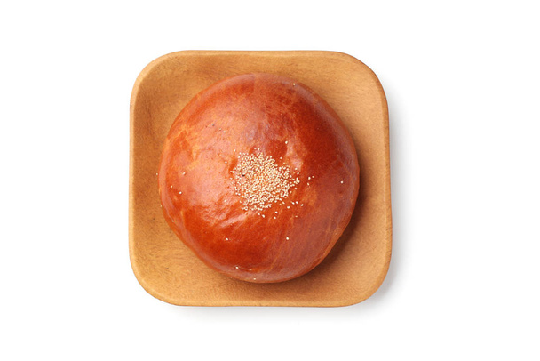 pain rond anpan avec de la pâte de haricots rouges azuki isolé sur plaque sur fond blanc
 - Photo, image
