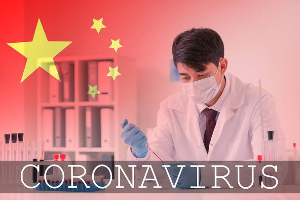 研究室で働くアジア人医師。コロナウイルス流行の概念 - 写真・画像