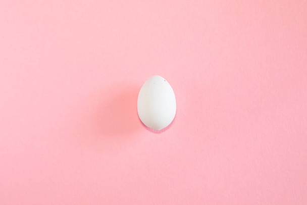Πασχαλινό αυγό σε ροζ φόντο - Φωτογραφία, εικόνα