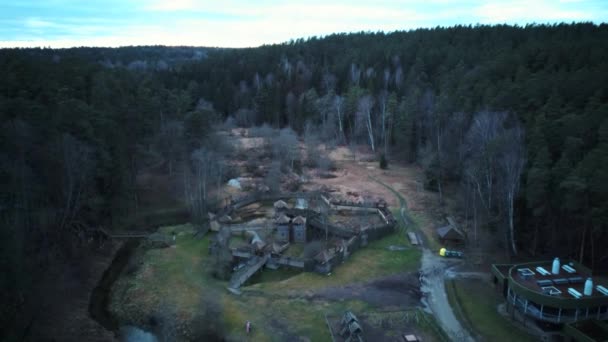Uitzicht vanuit de lucht op het Houten Kasteel, Bos en Rivier Tervete in het Tervete Natuurpark. Toeristische Attracties in Letland. Winter avond zonsopgang. Park in het bos met houten standbeelden van kabouters, monsters - Video