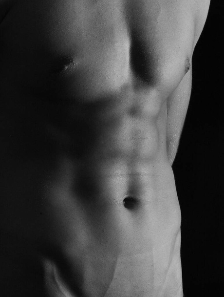 handsome young man with perfect body in black and white - Foto, afbeelding