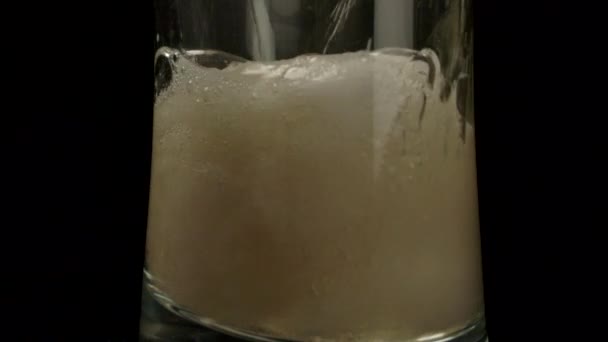Coupe en verre de remplissage de bière mousseuse. - Séquence, vidéo