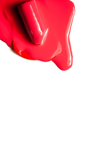 Textur klassischer roter Lippenstift auf weißem Hintergrund in Nahaufnahme. - Foto, Bild