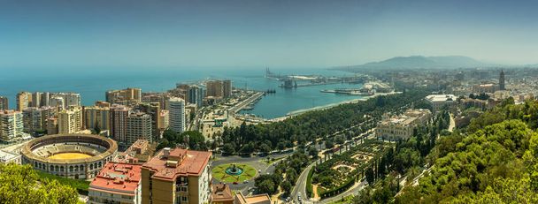 Um panorama da bela cidade de Málaga, Espanha
 - Foto, Imagem