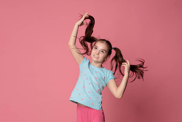 menina feliz amorosa com cabelos longos em um ótimo humor alegre em um fundo brilhante
 - Foto, Imagem