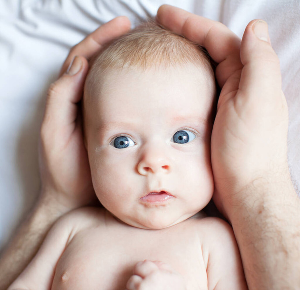 Baby in fathers hands - Foto, afbeelding