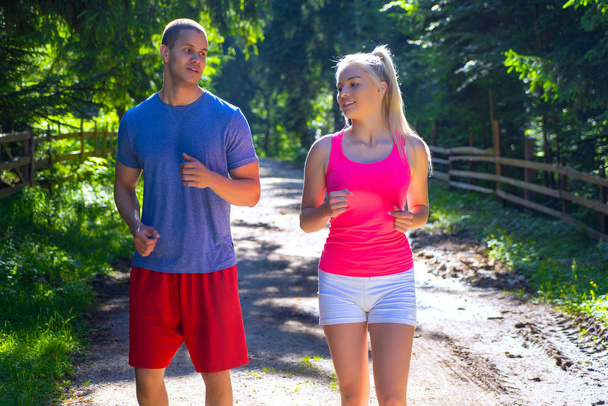Açık havada spor yapan bir kaç fitness koşucusu. Aktif yaşayan erkek ve kadın yazın doğa antremanında koşu yapıyorlar.. - Fotoğraf, Görsel