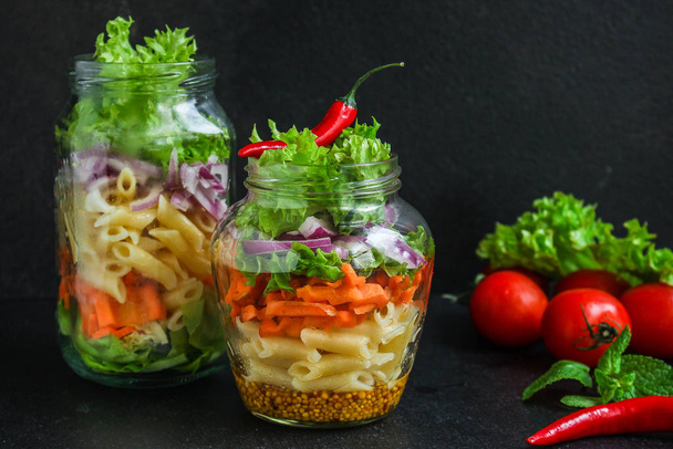 gezonde salade in een kruik (groente snack pasta salade) menu concept. voedselachtergrond. Bovenaanzicht. kopieerruimte - Foto, afbeelding