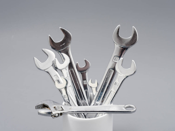 Auto-Reparaturschlüssel auf grauem Hintergrund - Foto, Bild