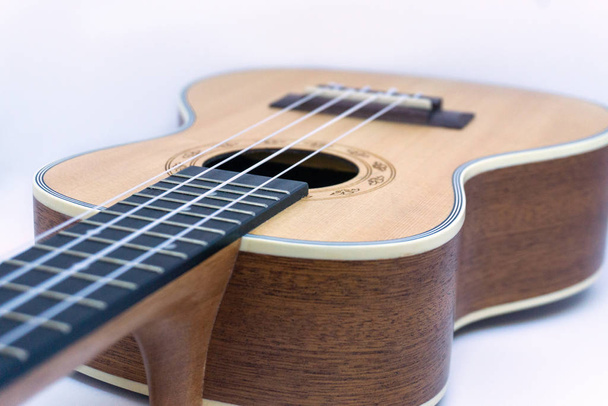 Brown ukulele hawaiian κιθάρα απομονωμένη σε λευκό φόντο - Φωτογραφία, εικόνα