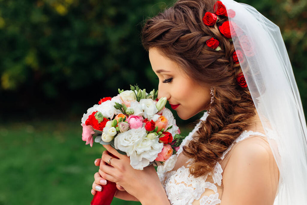 profile of bride with chic hairstyle holds wedding bouquet and c - Fotografie, Obrázek