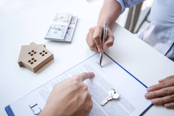 Agente de bienes raíces están presentando préstamo hipotecario y dando casa, llave
 - Foto, imagen