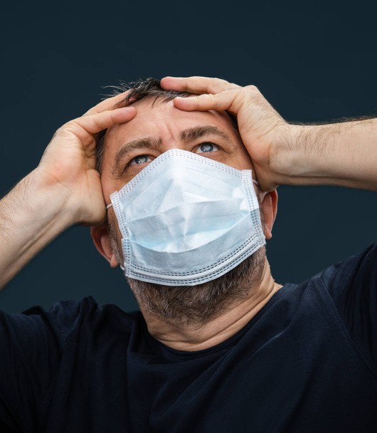 Άνθρωπος με ιατρική μάσκα προσώπου. Επιδημία του κορωναϊού. - Φωτογραφία, εικόνα