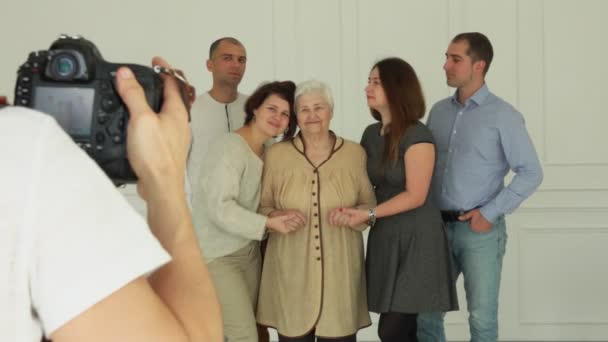 Hermosa familia multi-generaciones posa a un fotógrafo
 - Metraje, vídeo