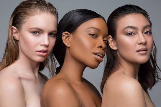 Τρεις πολυφυλετικές όμορφες νεαρές γυναίκες με διαφορετικούς τύπους δέρματος. - Φωτογραφία, εικόνα