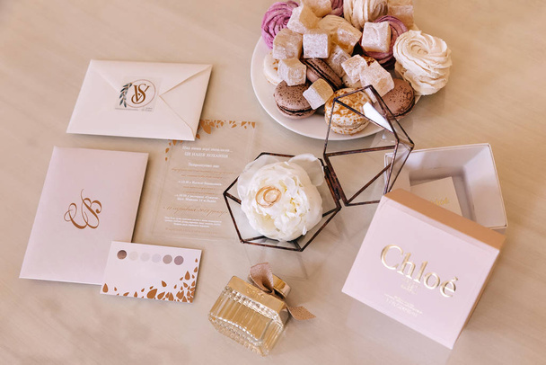 vista superior de accesorios de boda y plato con postres dulces. - Foto, Imagen