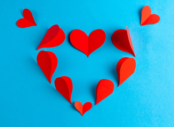 Origami corações em branco para cartão de saudação. Foto stock vista superior
. - Foto, Imagem