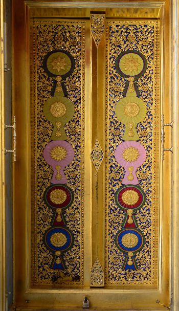 les panneaux de porte sculptés en bois avec des insignes royaux peints sur un panneau de porte ;
 - Photo, image