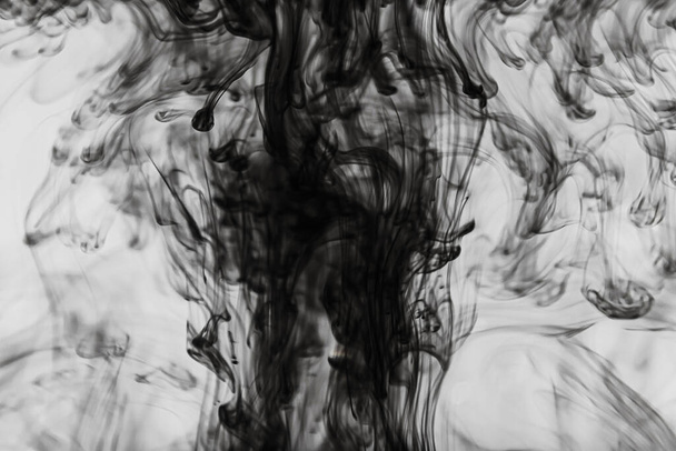 Abstrato fundo preto e branco: tinta efetivamente se espalhou na água. Espaço de cópia
. - Foto, Imagem