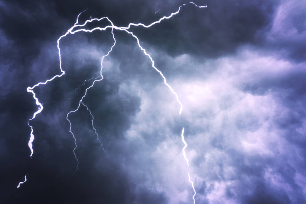 Cielo drammatico e fulmini prima del temporale
 - Foto, immagini
