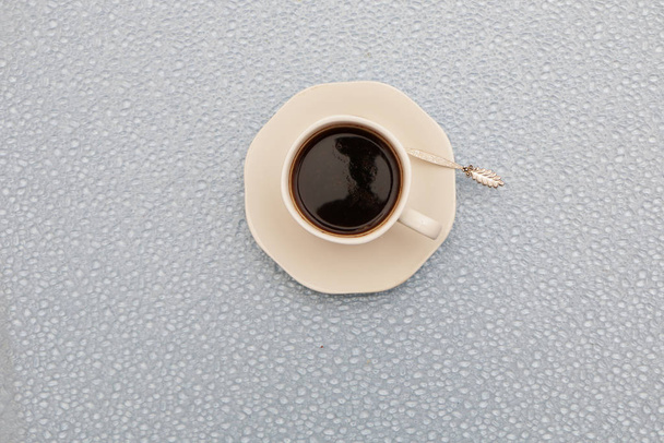 Primo piano - una tazza di caffè, un cucchiaio in una tazza
. - Foto, immagini