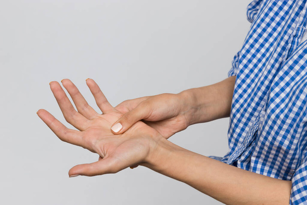 Κοντινό πλάνο της γυναίκας που πάσχει από πόνο στα χέρια, αδυναμία και μυρμήγκιασμα στο χέρι / οστεοαρθρίτιδα, ρευματοειδή αρθρίτιδα, διάστρεμμα καρπού, σύνδρομο καρπιαίου σωλήνα, κατάγματα. Υγειονομική και ιατρική έννοια - Φωτογραφία, εικόνα