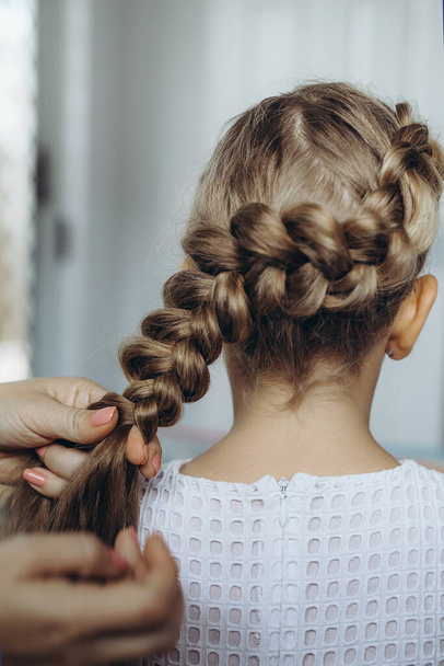 Mãe fazer trança de cabelo para sua filha
 - Foto, Imagem