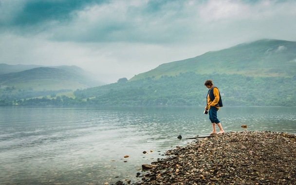 Loch Earn, Escocia, Reino Unido. Madura mujer con una taza va a la lak
 - Foto, imagen