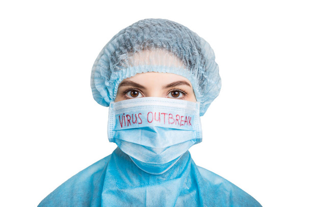 Портрет жінки в медичній формі і маска з вірусним спалахом слова ізольовані на білому тлі. Захист від ворожості. Концепція Коронавірусу - Фото, зображення