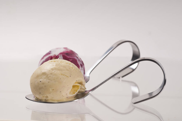 vanilla ice cream in a glass bowl - Φωτογραφία, εικόνα