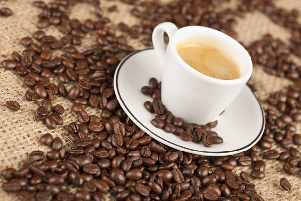 espresso cup with roasted coffee bean - Фото, зображення