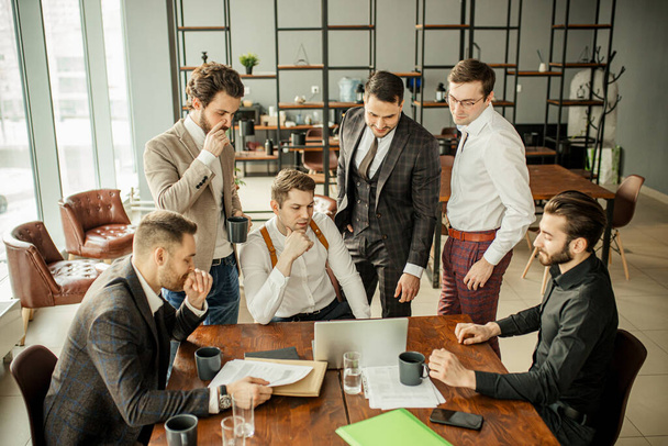 gente de negocios reflexivo en la oficina
 - Foto, Imagen
