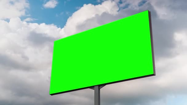 Zeitraffer - leere grüne Plakatwand und bewegliche weiße Wolken vor blauem Himmel - Filmmaterial, Video